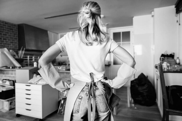 kobieta przygotowująca się do osuszenia mieszkania po zalaniu