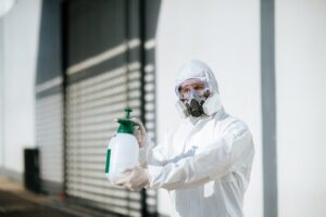 Dekontaminacja pomieszczeń – co to jest i jakie są metody?