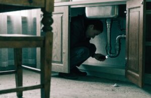 Jak znaleźć źródło smrodu w mieszkaniu – od czego zacząć poszukiwania