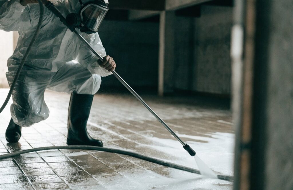 Sprzątanie po&nbsp;fekaliach i&nbsp;wybiciu kanalizacji – dlaczego to&nbsp;biohazard